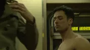Dois homens heterossexuais chupam pilas no comboio