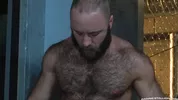 Tipo con cazzo enorme scopa un peludo