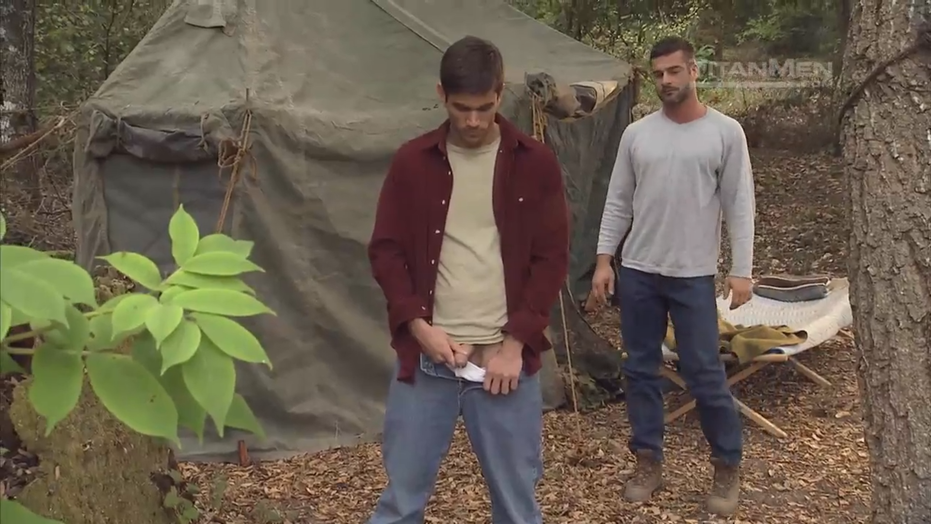 Dois amigos fodendo durante um acampamento