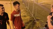 Un maníaco de las cosquillas atrae a dos jugadores de fútbol a una trampa de bondage