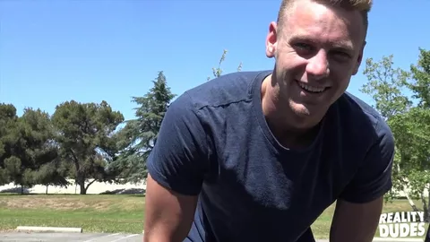 Двое друзей трахают гея