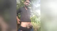 Desi Guy desnuda en el bosque parte 2