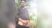 Desi Guy desnuda en el bosque parte 2