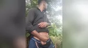 Desi Guy desnuda en el bosque parte 2