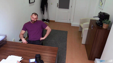 Muskulöser fickt Arbeitgeber Mann