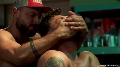 Étalon chaud démonte le trou poilu d’un barbu