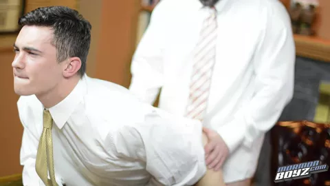 Stöhnender Junge gefickt von haarigem Daddy