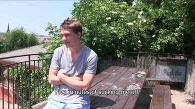 Junger Robbie Kasl lässt einen hängenden Daddy seinen engen Kirscharsch ficken