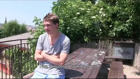 Junger Robbie Kasl lässt einen hängenden Daddy seinen engen Kirscharsch ficken