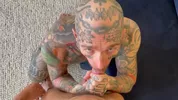Derek öffnet Inkedbrln auf allen Vieren