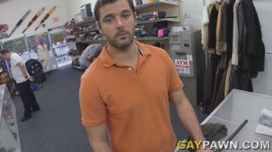 Il negozio GayPawn si scopa un ex militare