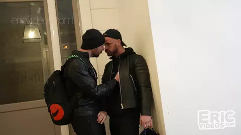 Archie se come una buena polla gorda en casa