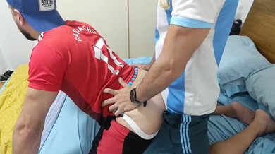 Tras el partido, descubrí el culazo de mi colega