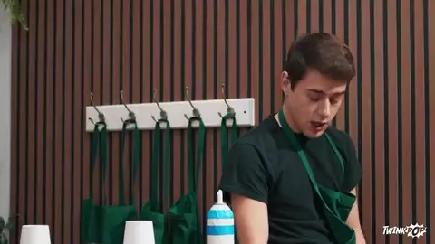 Twinks haben Sex im Laden