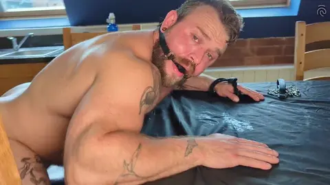 Énorme Jack domine et fist le porc musclé Rock Biggs