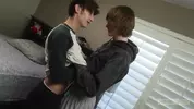 Casal de twinks com tesão — no quarto, Spikey & Noah