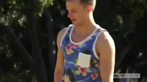 Twinks jugando fútbol — Logan y Josh