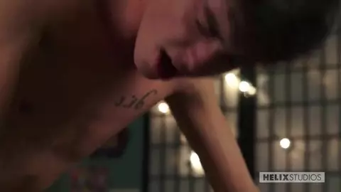 Pareja traviesa en la playa — Grayson y Troy