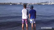 Pareja traviesa en la playa — Grayson y Troy