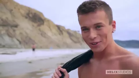Twink en solo à la plage — Brad