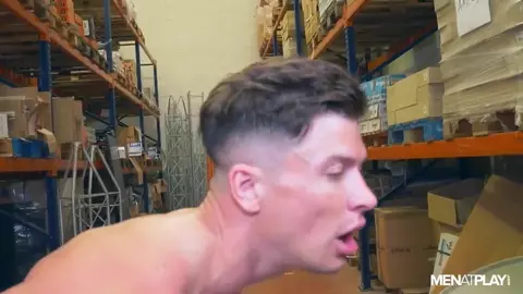 Compañeros de oficina en el almacén