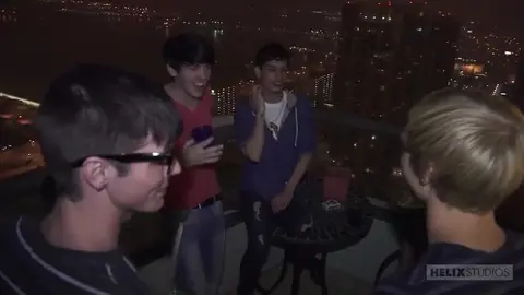 gruppo a tre amici twinks festa max jessie collins