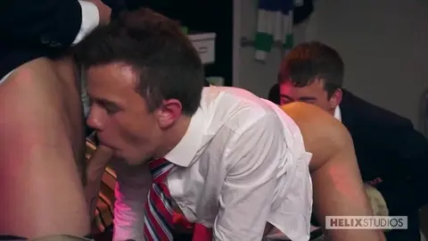 gruppo di amici a tre twinks kody troy logan