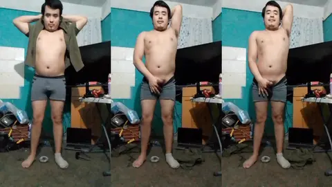Gesù en boxer jalandose el pene avienta semen #49