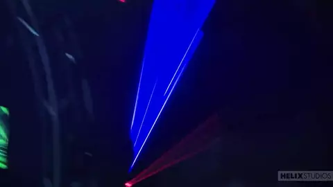 Pareja cachonda en fiesta con amigos/amantes — Mac y Liam