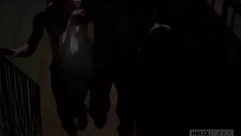 Couple chaud entre potes/lover en soirée — Mac & Liam