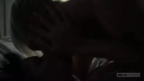 Couple chaud entre potes/lover en soirée — Mac & Liam