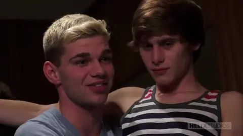 Couple coquin à la maison avec des potes — Dalton & Cooper