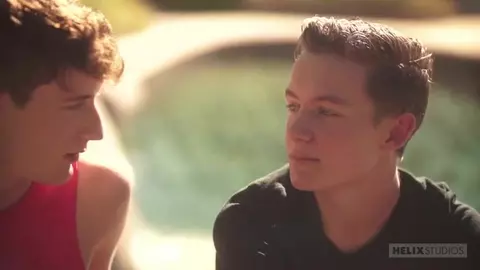 Casal sexy de twinks em casa — Cameron & Leo