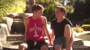 Coppia sexy di twinks a casa — Cameron & Leo