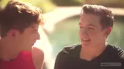 Coppia sexy di twinks a casa — Cameron & Leo