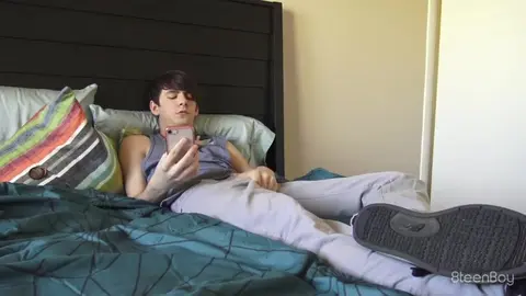 Sexy Twink-Paar zuhause — Nicholas & Caleb