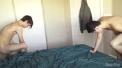 Coppia sexy di twinks a casa — Nicholas & Caleb