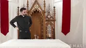 Joven y sacerdote en el altar