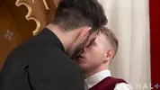 Joven y sacerdote en el altar