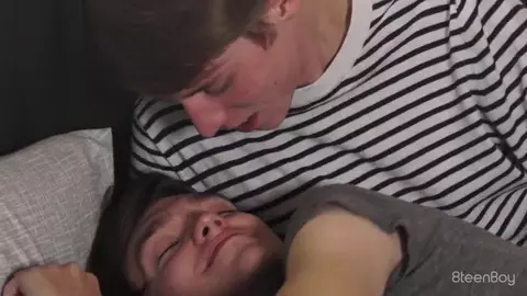 Twinks-Paar, Mitbewohner, Flip-Flop – Chase & Dustin