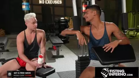 Apollo Fates dá um murro no seu parceiro louro