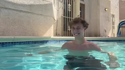 Austin Walker, Braxon Carter - Pelotage au bord de la piscine