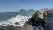 Strandspielzeug Zwei Männer, ein Loch