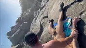 Strandspielzeug Zwei Männer, ein Loch