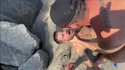 Strandspielzeug Zwei Männer, ein Loch