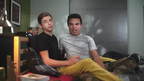 Sexo casero caliente – Joey y Gabriel (amigos)