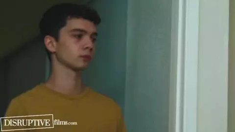 Sam Ledger cerca la sua avventura amando essere dominato e lo adora