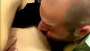 Un ragazzo si lascia picchiare dall'insegnante per migliorare il suo voto