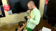 Un ragazzo si lascia picchiare dall'insegnante per migliorare il suo voto