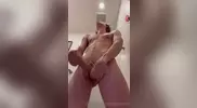 Leo Louis si masturba in bagno